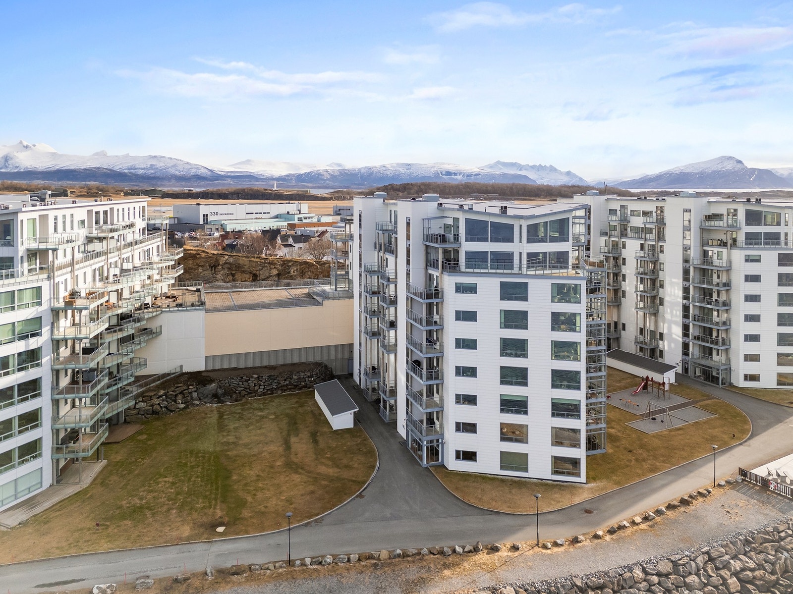 Bygget ligger som nest siste i rekka mot vest. Galleribilde