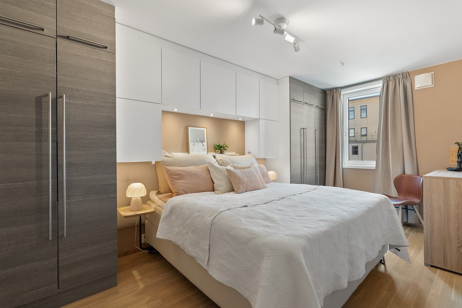 Flott hovedsoverom med påkostet garderobeinnredning fra Kvik som gir god lagringsplass. Galleribilde