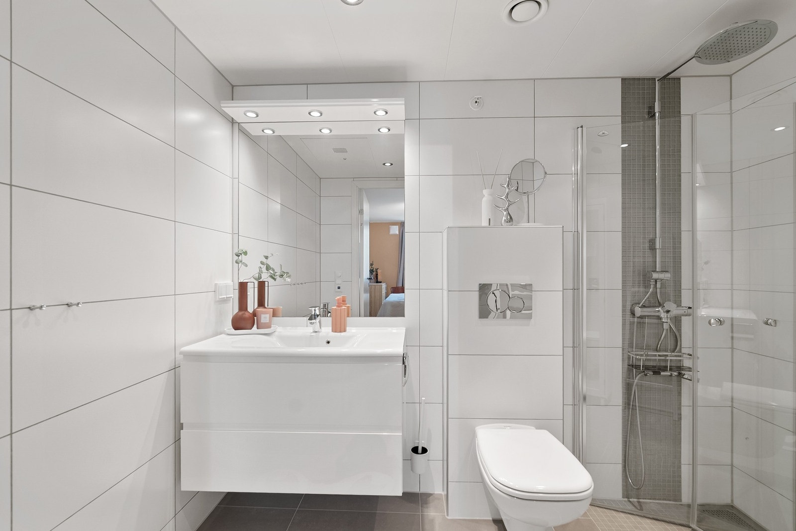 Bad nr. 2 er oppgradert og er flislagt med varme i gulv og downlights. Servantinnredning og speil ovenfor. Galleribilde
