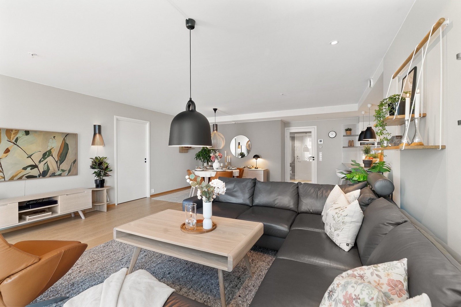 Innlagt fiber fra Signal/Altibox. Lampe og hylle over sofa medfølger ikke. Galleribilde