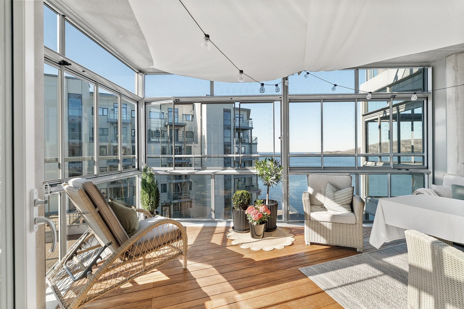 Innglasset balkong på 17 m² med nydelig utsikt mot både hav og fjell. Galleribilde