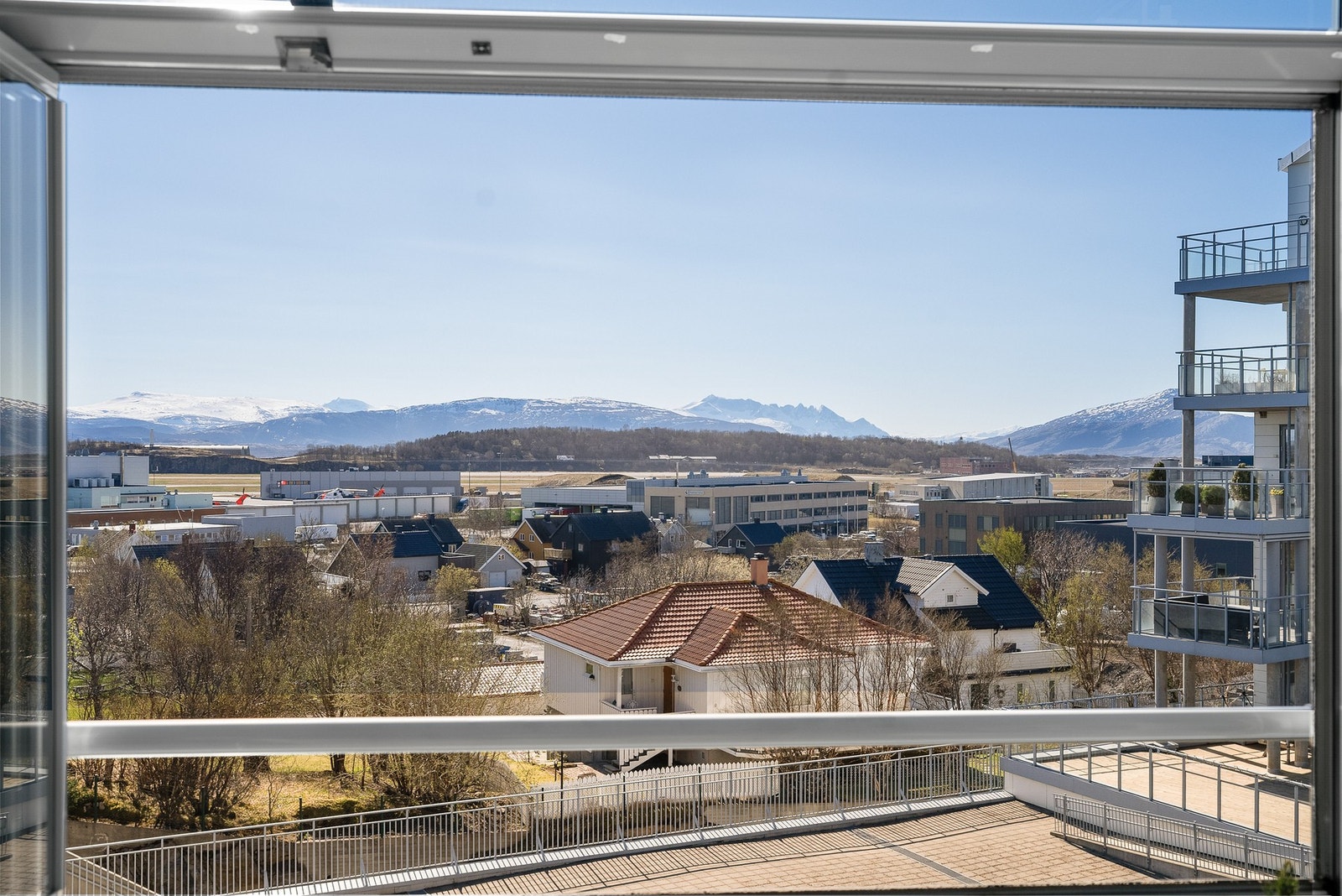 Øvre rekke med glassfelt kan åpnes og trekkes til side. Galleribilde