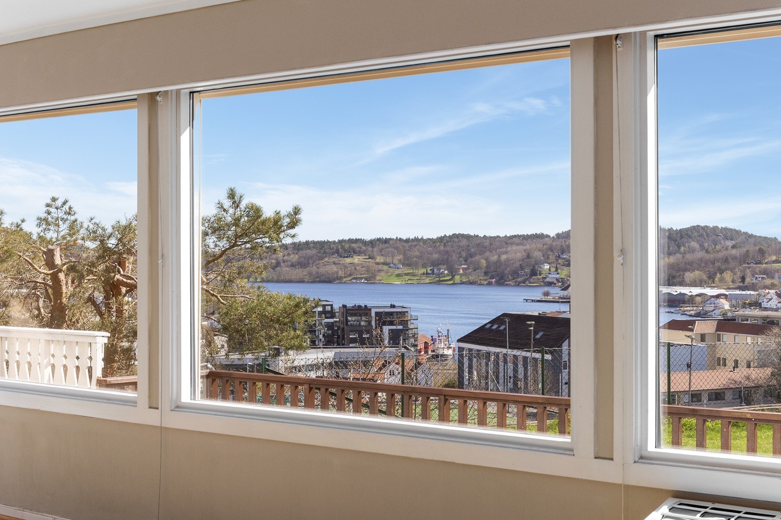 Her er det bare å nyte båttrafikken og innseilingen til Arendal Sentrum Galleribilde