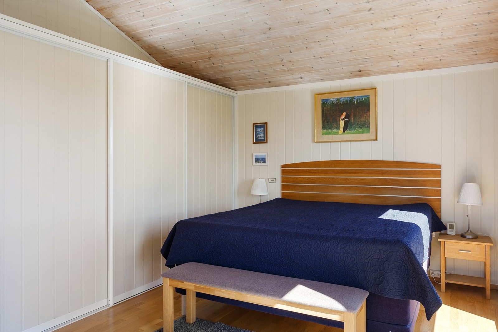 Skyvedørsgarderobe på hovedsoverom Galleribilde