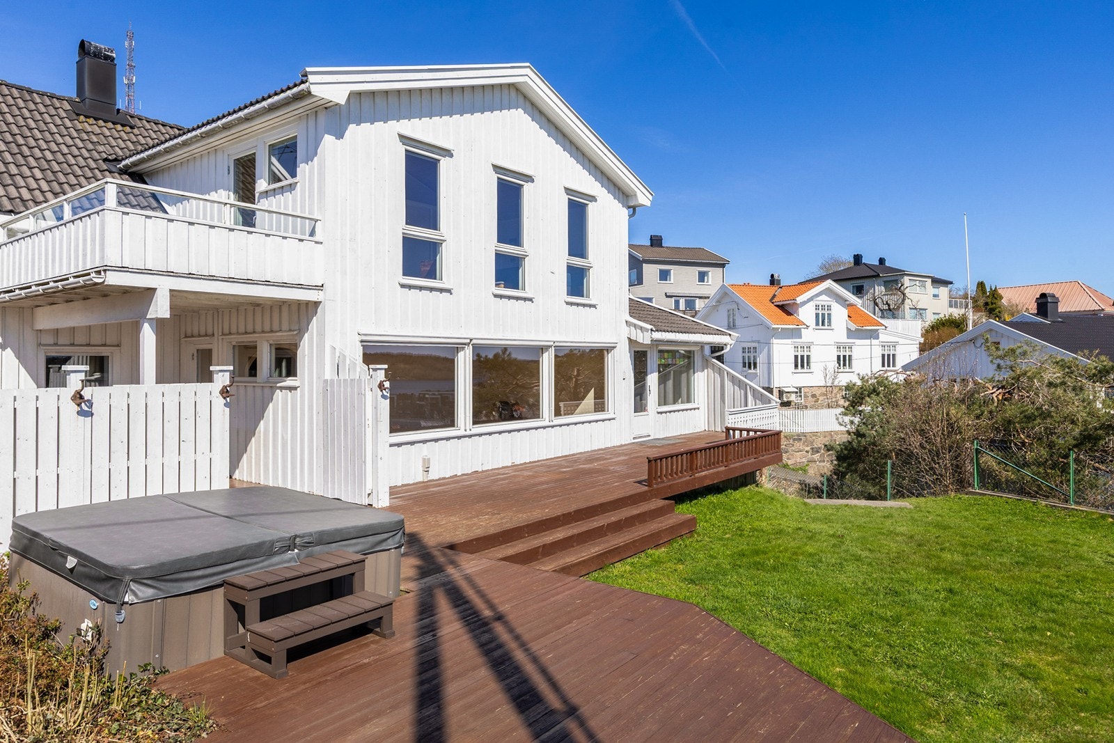 Hyggelig skjermet uteområde med platting, jacuzzi og gressplen Galleribilde