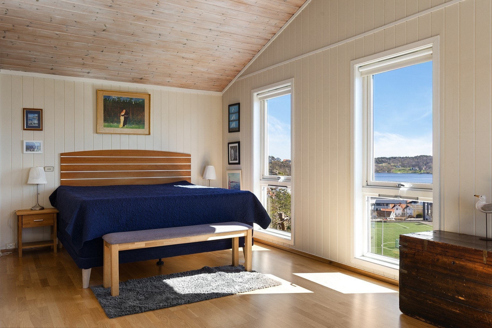 Romslig hovedsoverom med nydelig utsikt og åpen himling - bygd på i 2009 Galleribilde