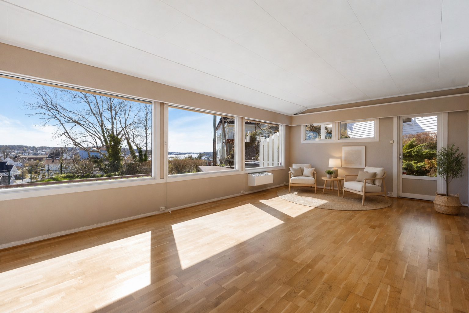 Fra stuen er det utgang til terrassen og hagen (Bildet er digitalt møblert) Galleribilde