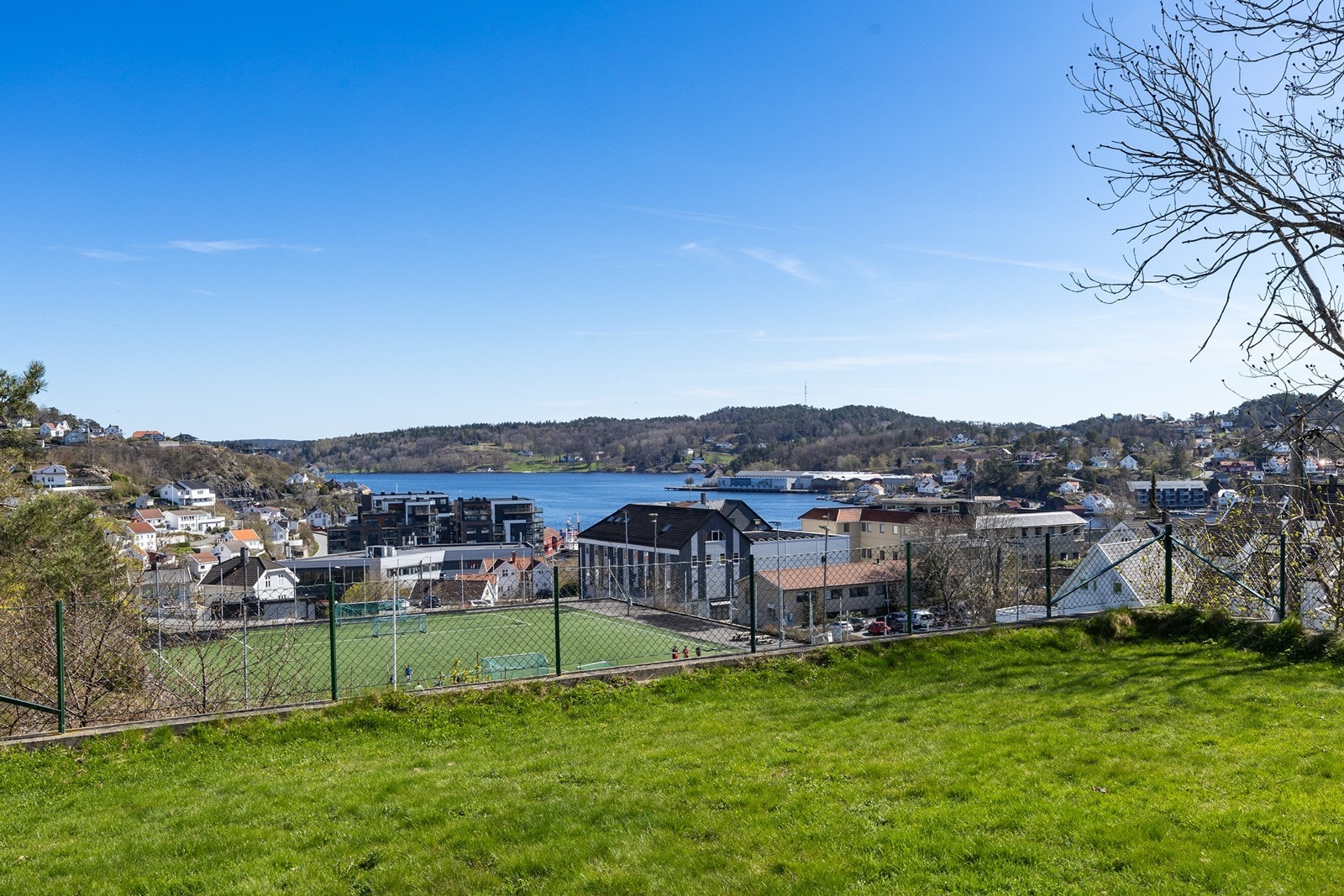Fantastisk utsyn - Umiddelbar nærhet til idrettsfasiliteter, skoler og barnehager Galleribilde