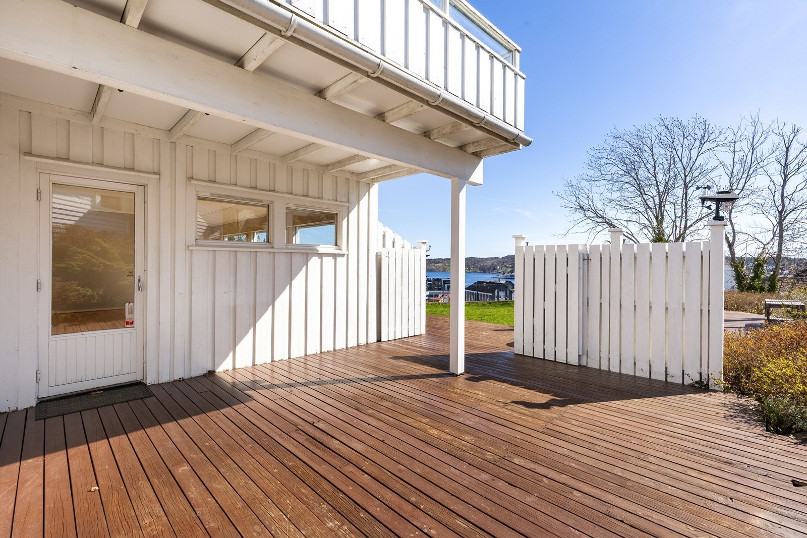 Romslig usjenert terrasse ut fra stuen med nydelig utsikt Galleribilde