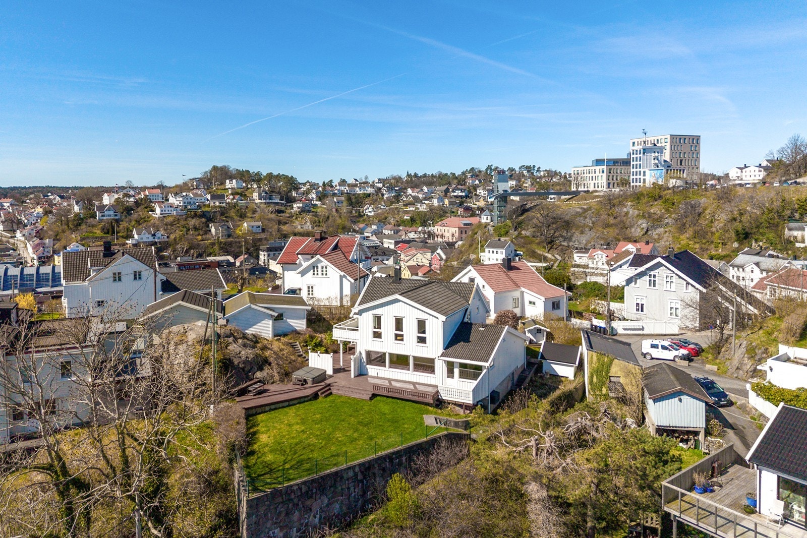 Eiendommen ligger meget fint til på toppen av Feierheia med vid utsikt utover Tromøysund, Galtesund, byfjorden og områdene rundt Galleribilde