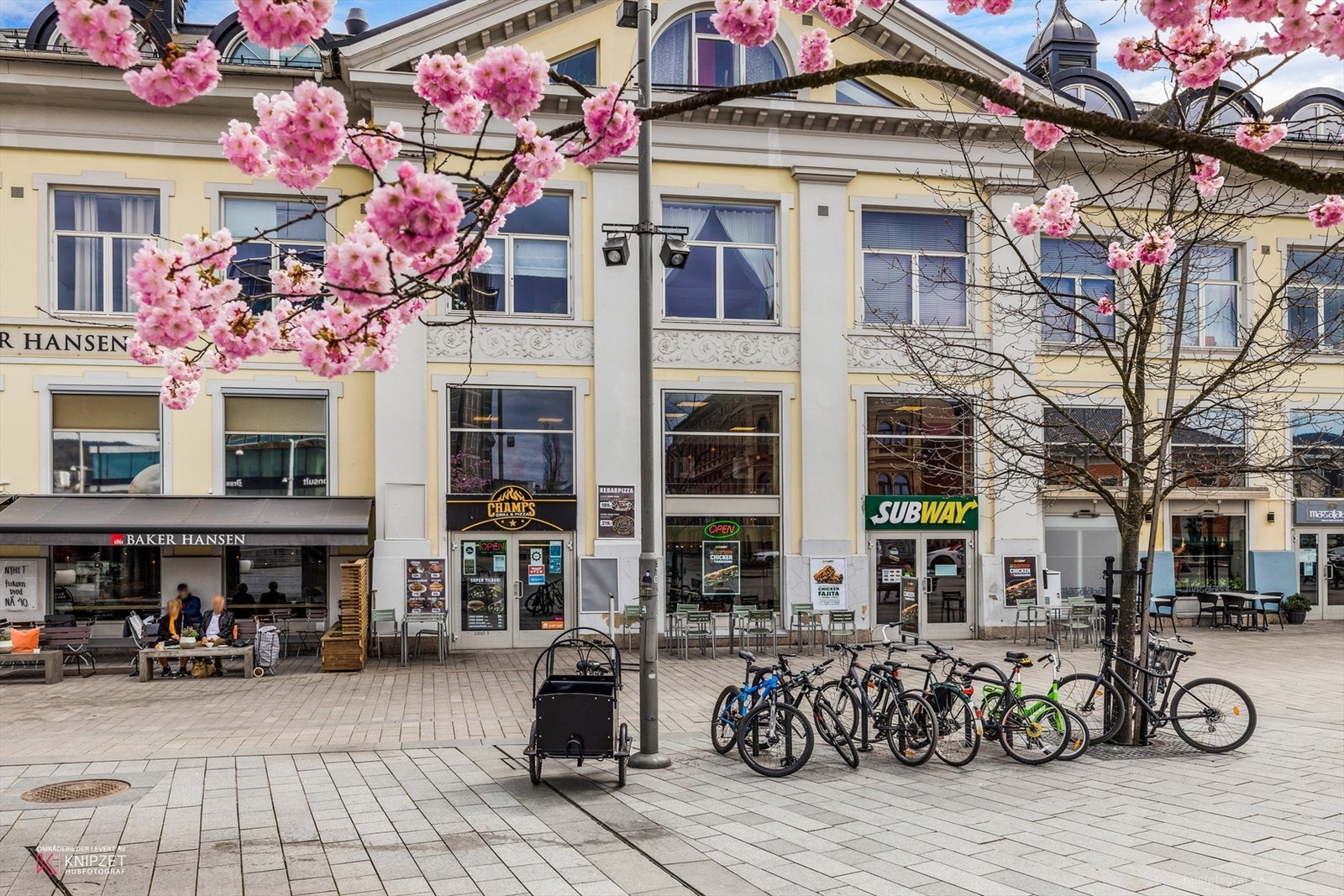 Strømsø torg med ulike servicetilbud Galleribilde