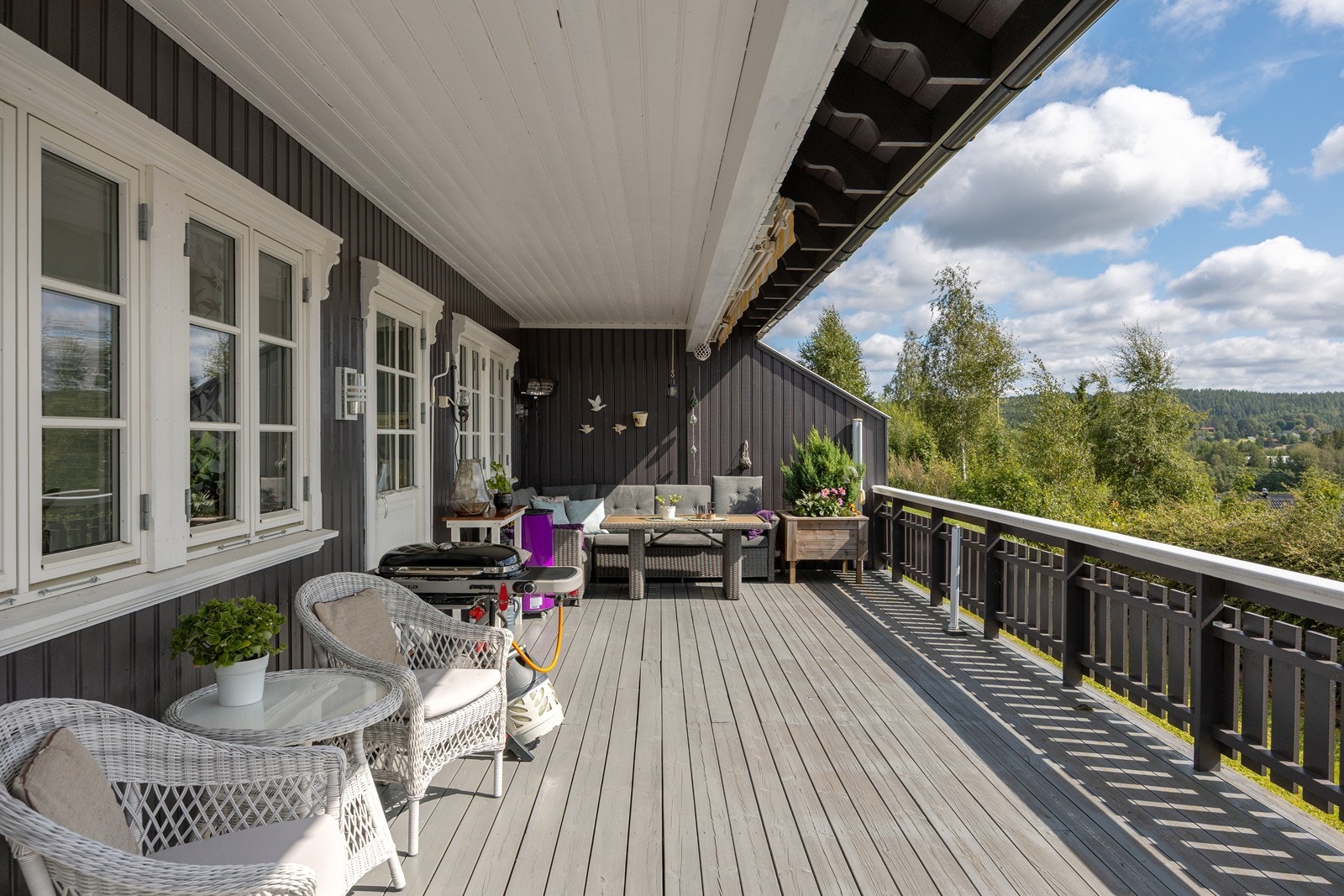 Her er det god plass til grill og ønsket utemøblement, og overbygget sørger for brukstid selv i litt ruskevær. Galleribilde