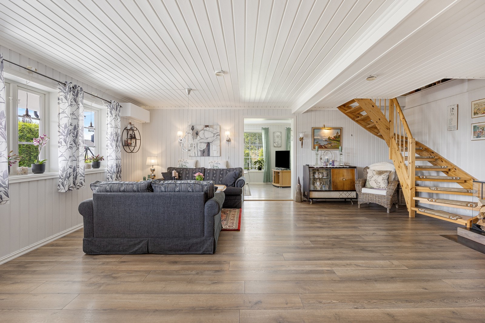 Dagslyset strømmer inn via store vinduer i to himmelretninger, og på kveldstid settes den rette stemningen med fyr i en peisovn. Galleribilde