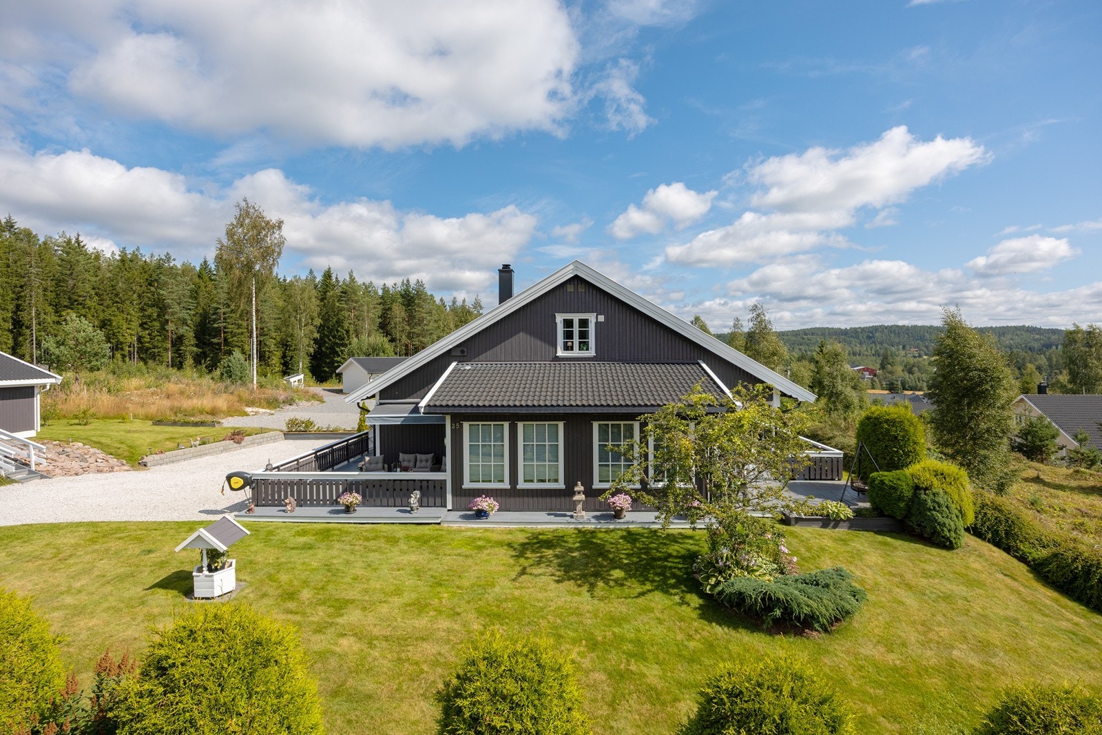 Boligen har alt du trenger på ett plan, og et loft i tillegg med flere muligheter. Galleribilde