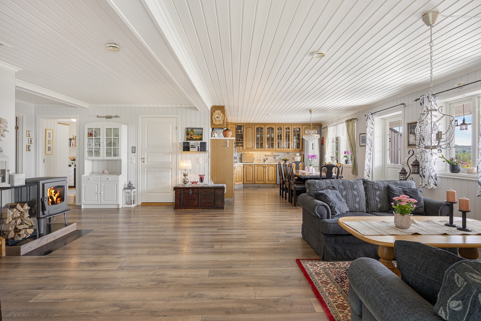 Her kan det innredes med sofagruppe og godstoler, og i nærheten av kjøkkenet er det plass til et langbord for hele familien. Galleribilde