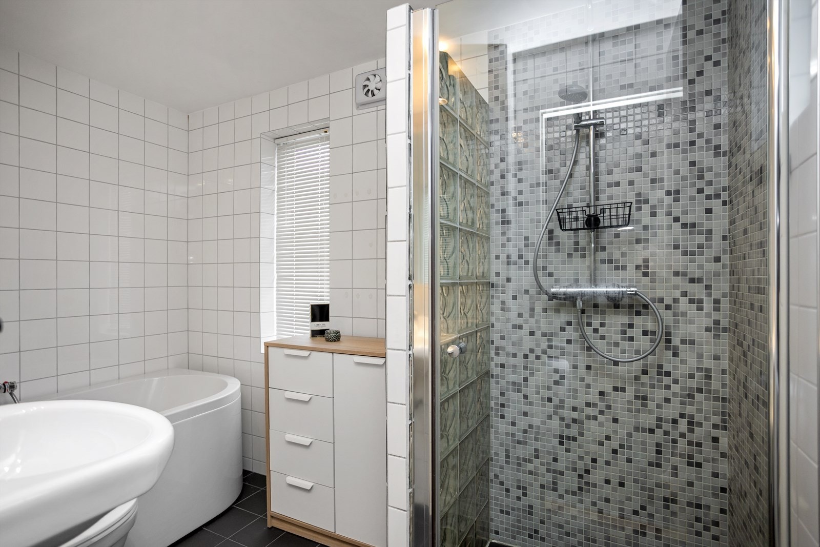 Badet har både dusjnisje og badekar. Galleribilde