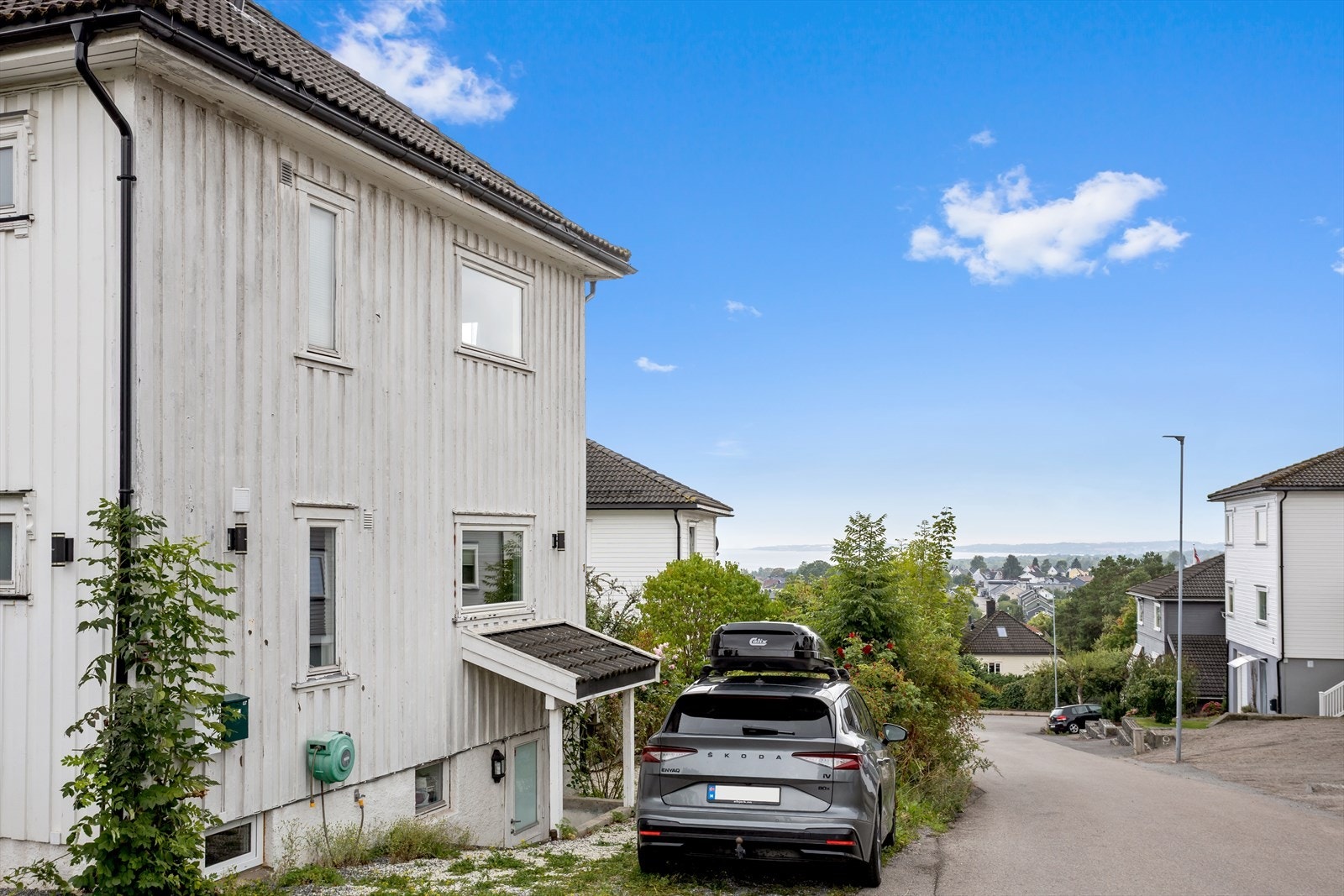 P-plass ved husveggen, elbillader er installert. Galleribilde