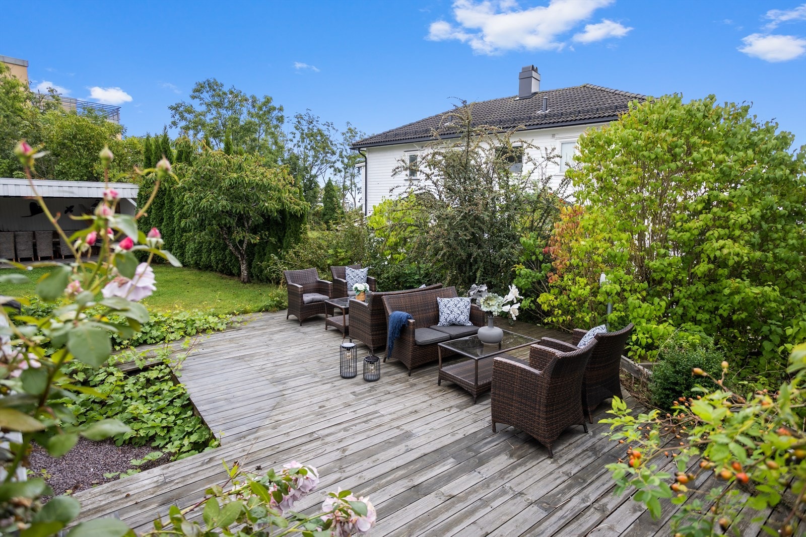 Stor og flott terrasse med gode solforhold. Galleribilde