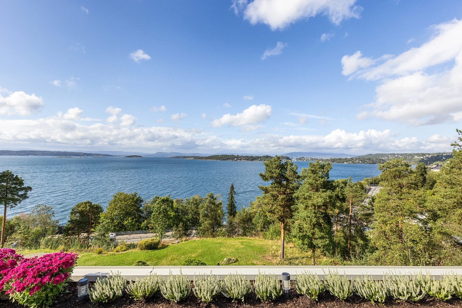 Nydelig utsikt fra terrassen! Galleribilde