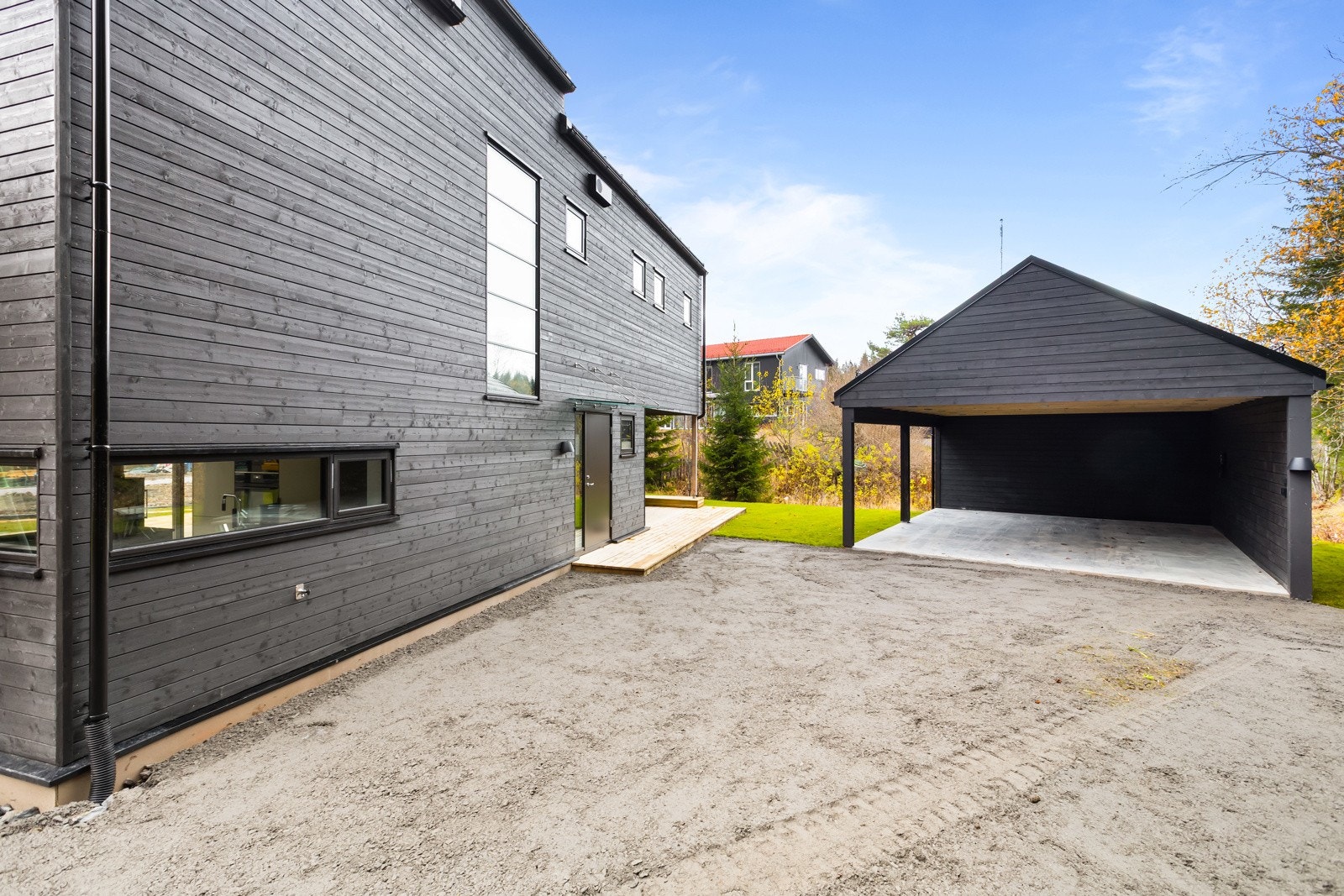 Dobbel carport og mange p-plasser på egen tomt Galleribilde