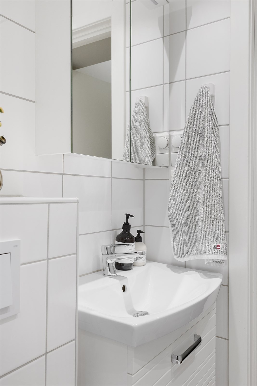 I følge eier er det lagt elektrisk gulvvarme på badet, og det er opplegg for vaskemaskin. Galleribilde