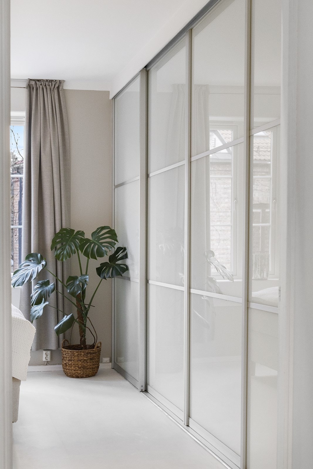Her er det etablert en romslig skyvedørsgarderobe, som gir gode oppbevaringsmuligheter og en plassbesparende løsning. Galleribilde