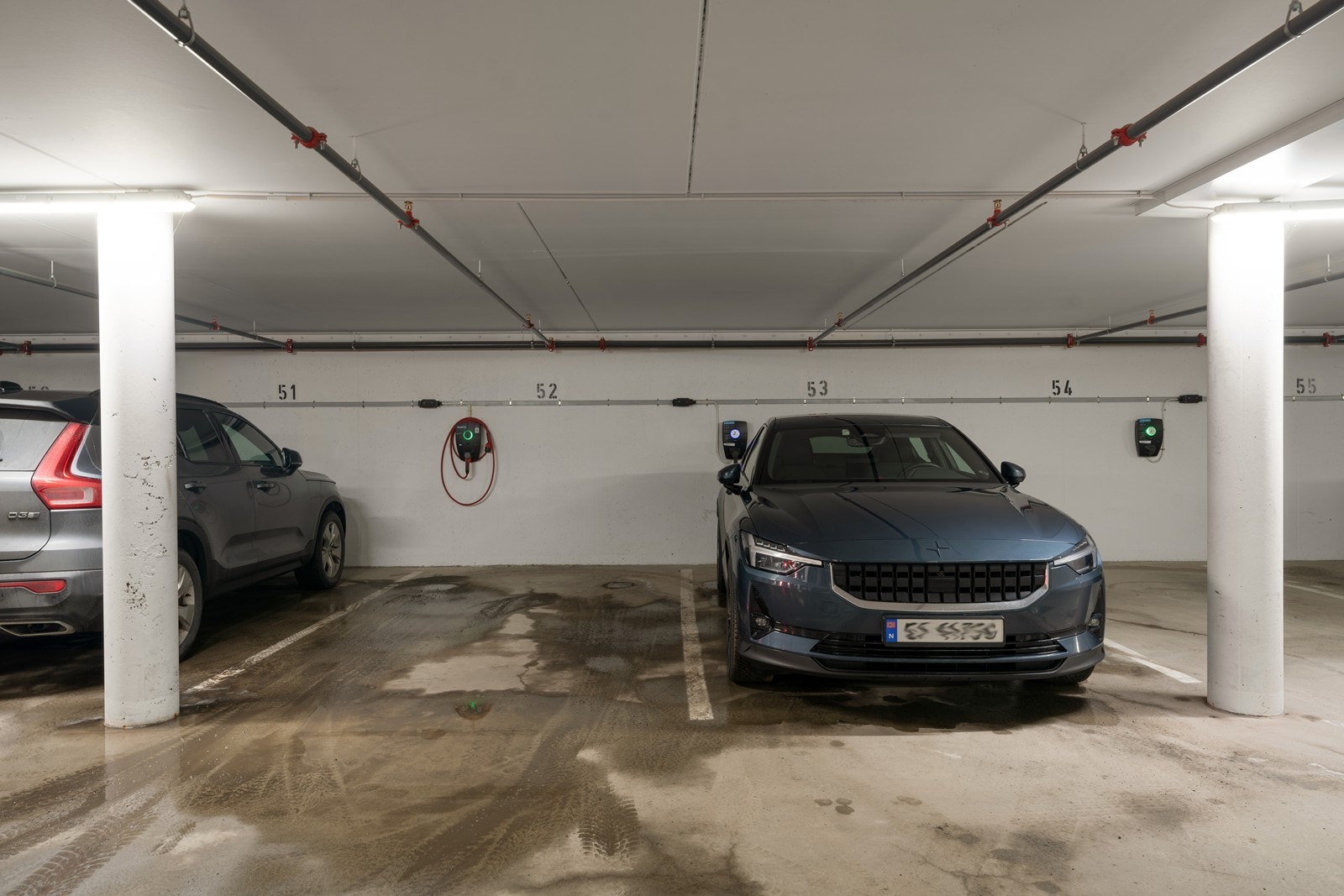 Det følger én garasjeplass med elbil-lader. Galleribilde