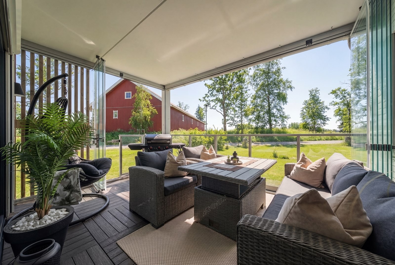 Leiligheten har en nydelig uteplass med klikkfliser og innglassing. Bildet er redigert fra vinter til sommer og avvik kan forekomme. Galleribilde