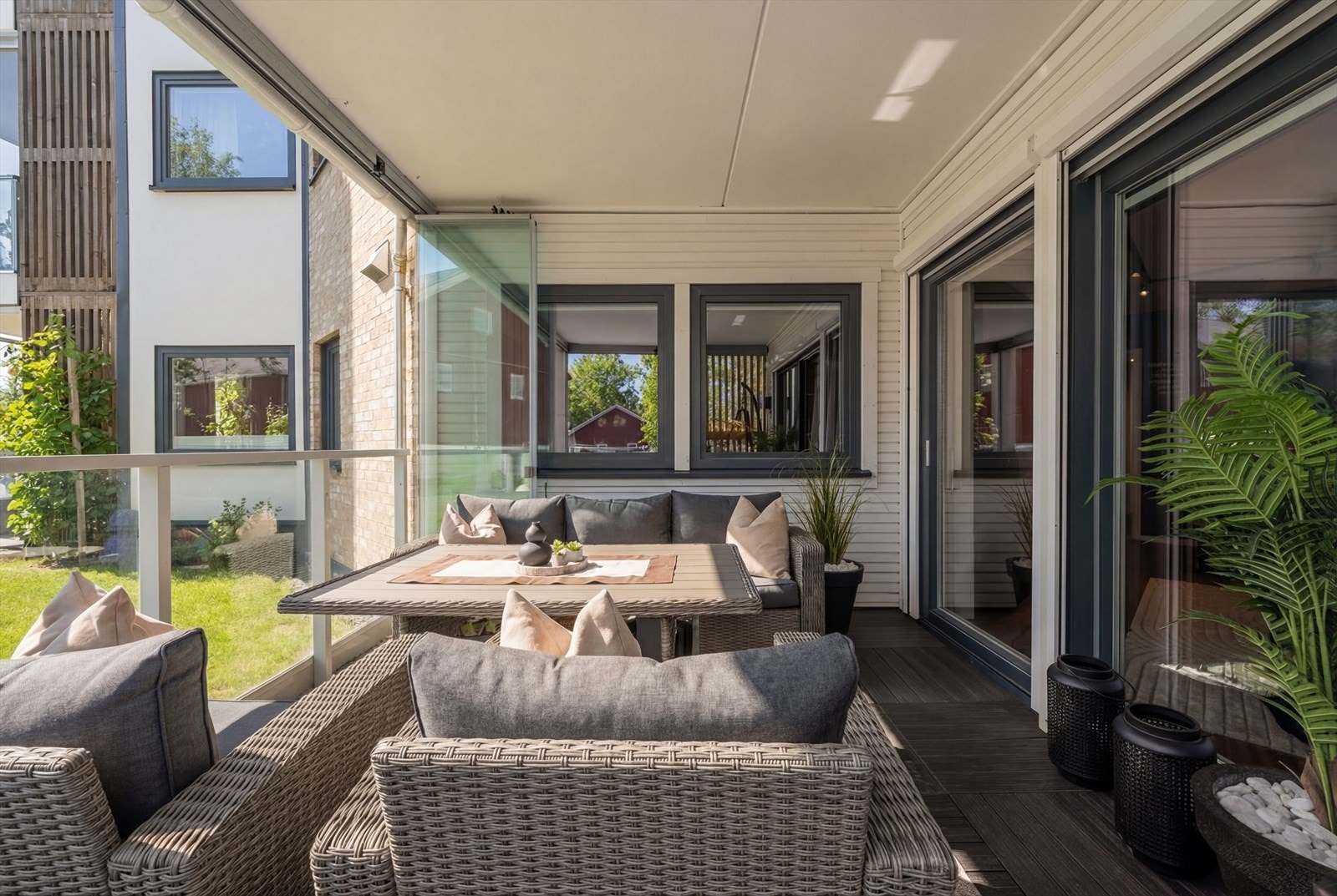 Skjermet og romslig uteplass hvor utelivet kan nytes. Bildet er redigert fra vinter til sommer og avvik kan forekomme. Galleribilde