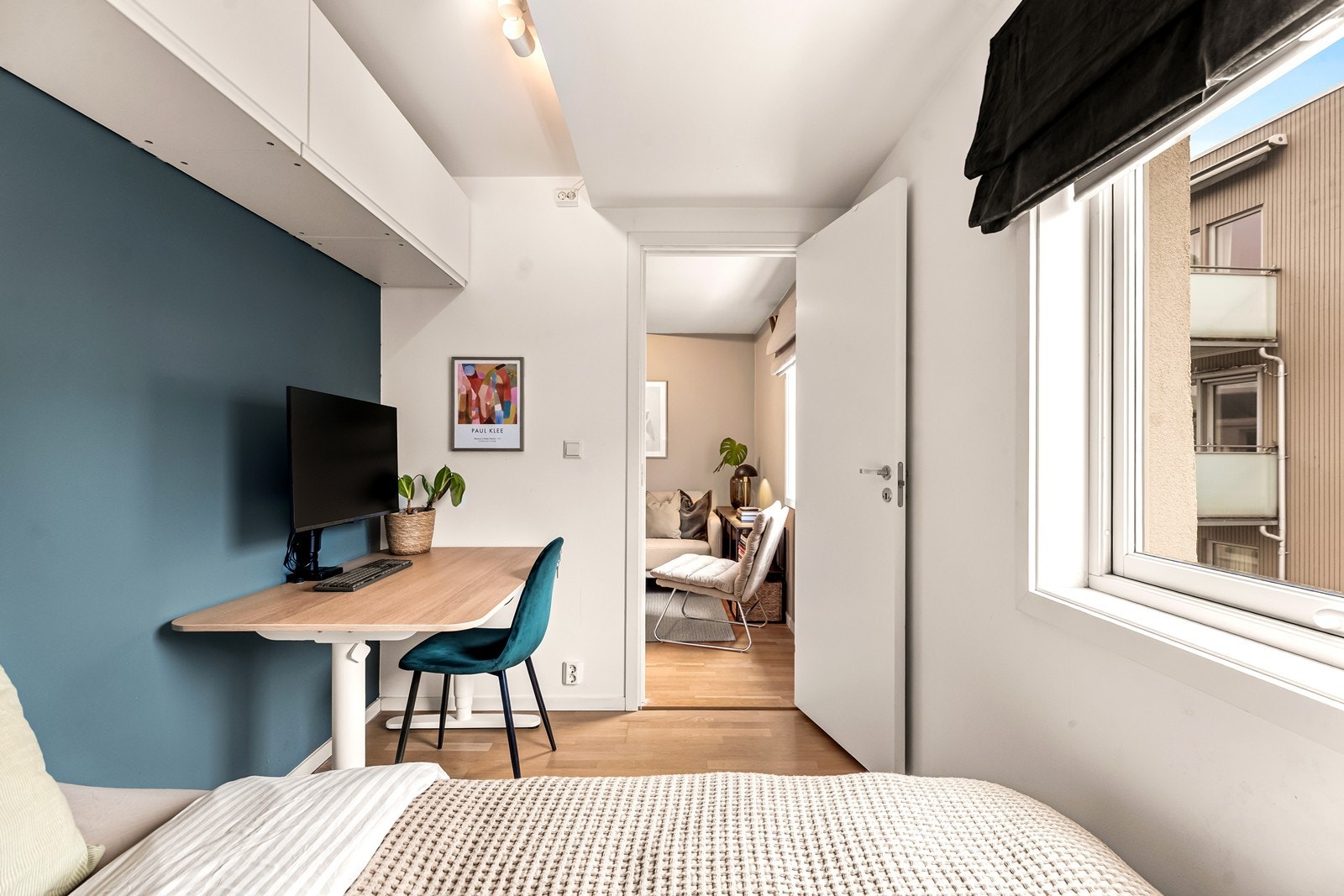 Det er plass til garderobeskap, eller skrivebord som vist her. Galleribilde