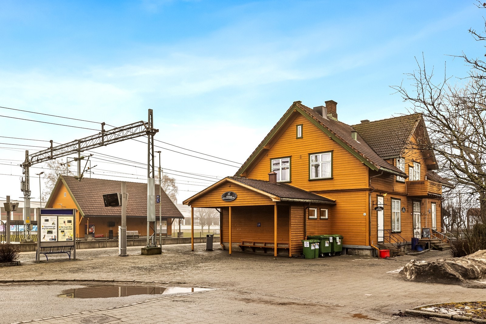 Ås stasjon ligger 2 minutter unna leiligheten. Galleribilde