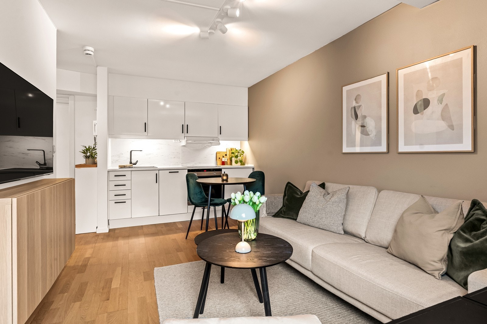 Stuen har plass til både spisebord og sofakrok. Galleribilde