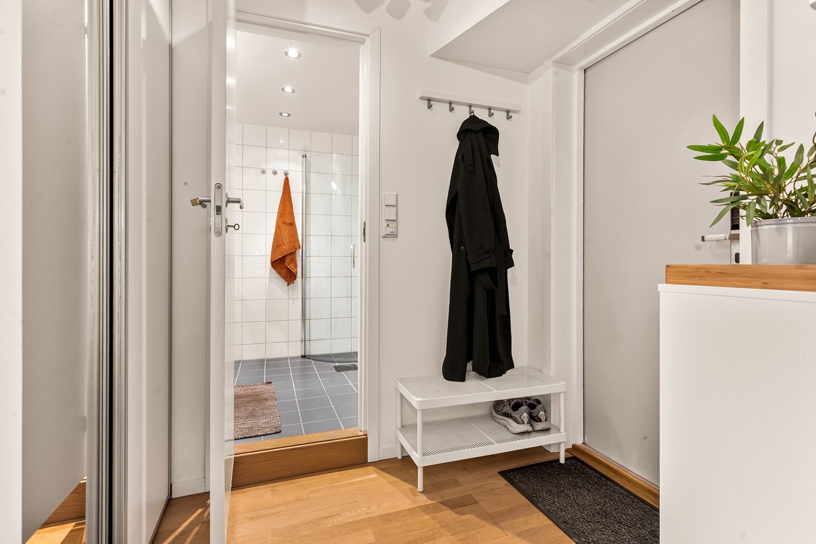 Leiligheten har en innbydende entré med god plass til både jakkeoppheng og skohyller. Galleribilde