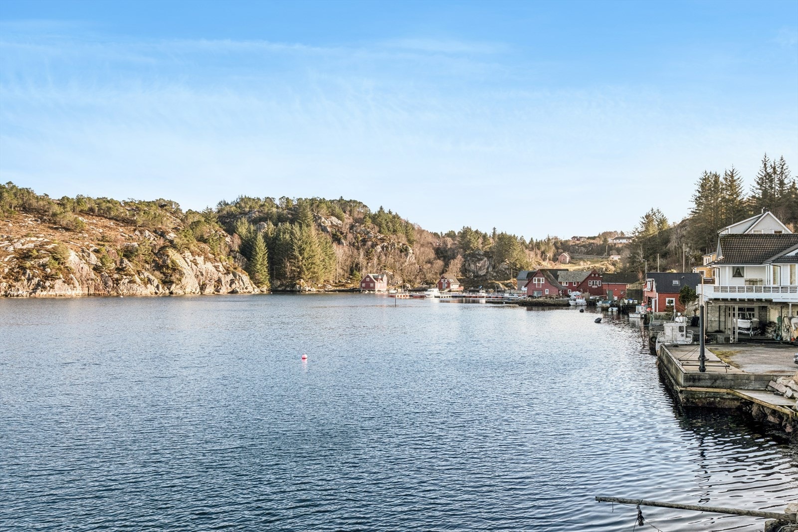 Rolfsnes er en aktiv bygd med et trivelig maritimt miljø. Galleribilde