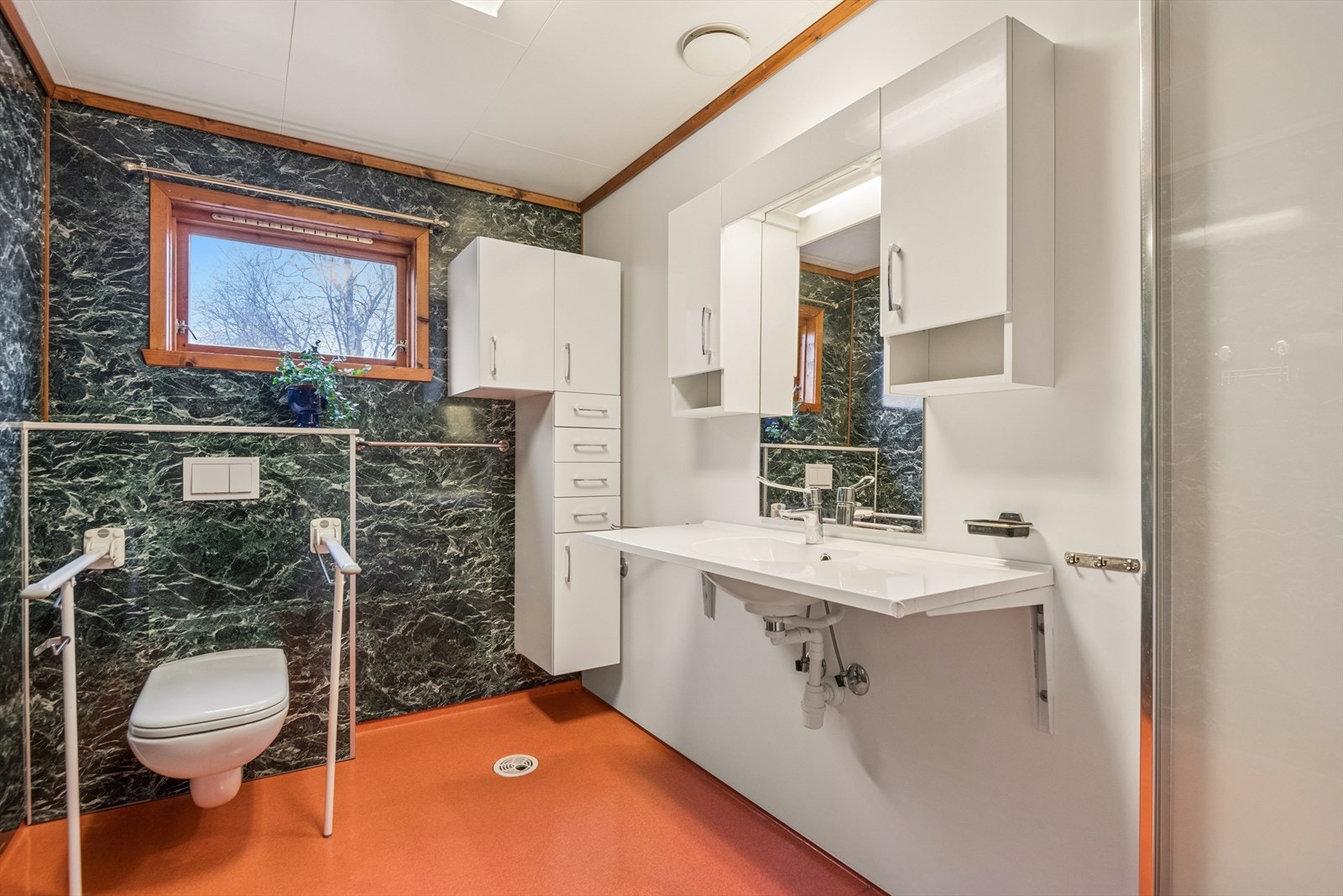 Badet i hovedetasjen ble delvis oppgradert i 2019 med blant annet nytt veggmontert toalett og ny innredning. Galleribilde