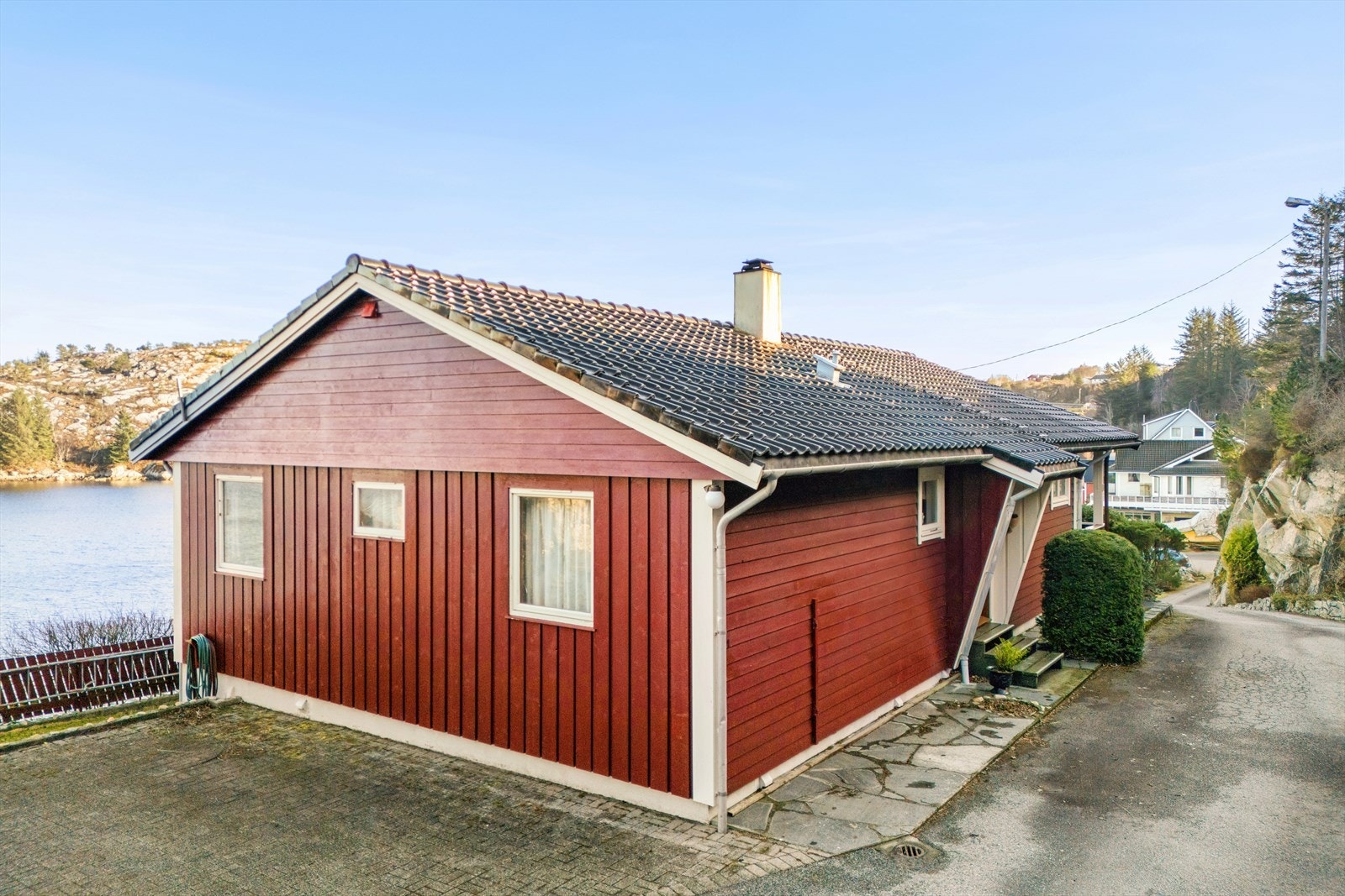 Eiendommen har enkel adkomst fra Rolvsnesvikvegen. Galleribilde
