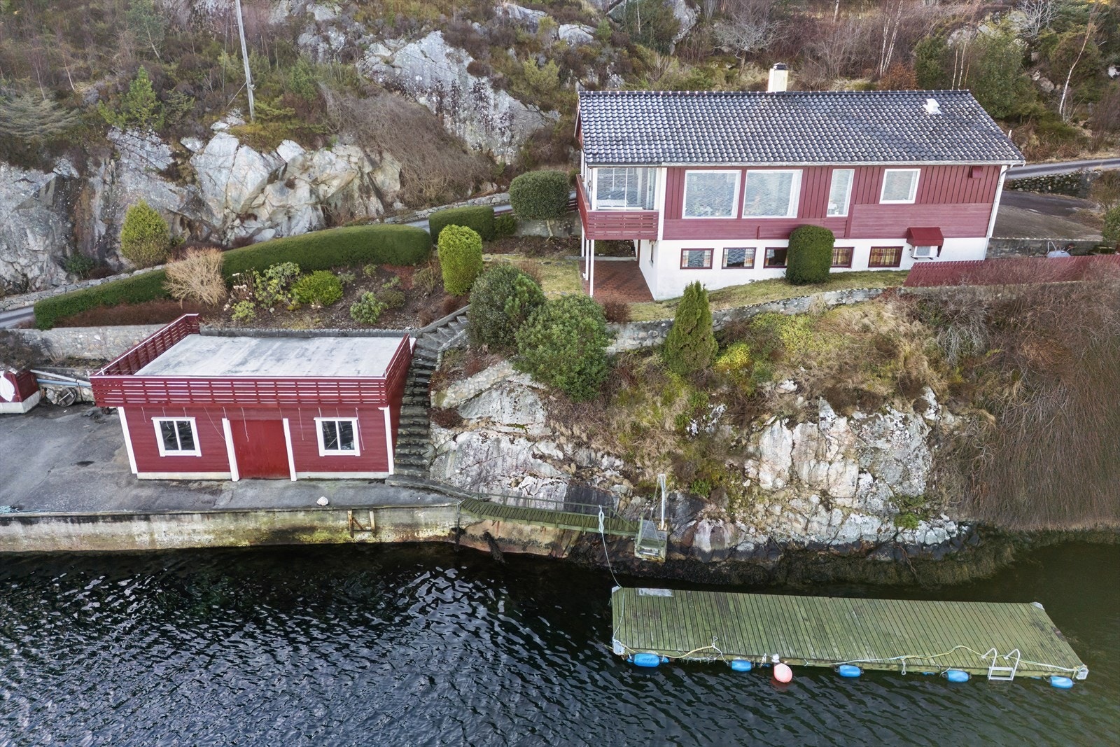 Her lever du i pakt med sjøen, med egen kai, røykhus, flytebrygge (ikke søkt godkjent) og et naust med en takterrasse. Galleribilde