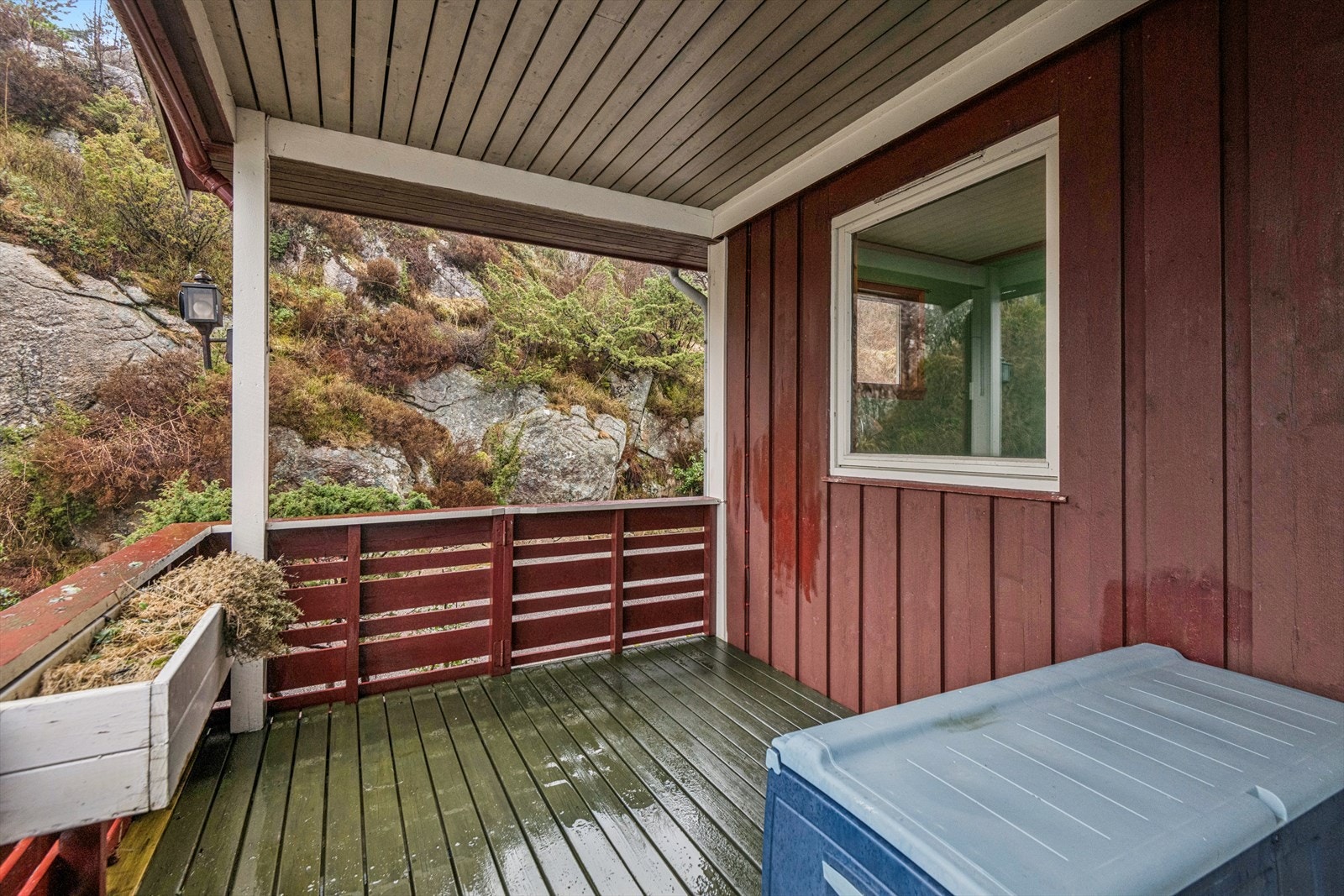 En overbygget uteplass gir ly for vær og vind. Galleribilde