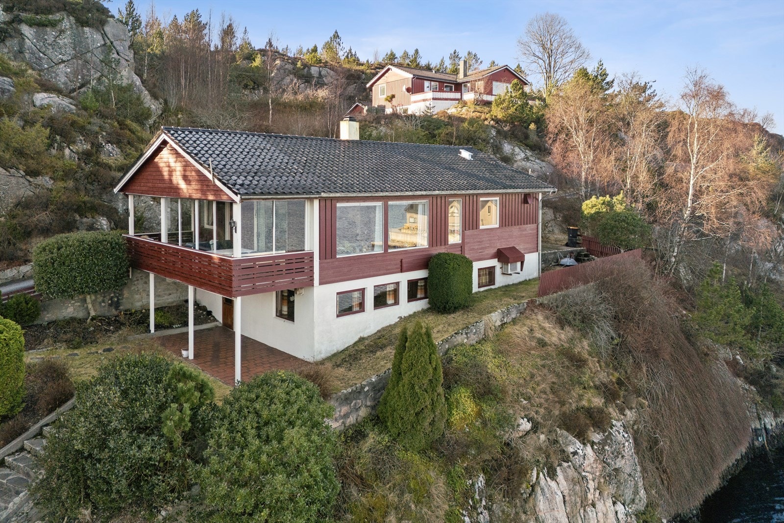Eiendommen ligger i et skrånende terreng, noe som sikrer en fantastisk, fri utsikt over sjøen. Galleribilde