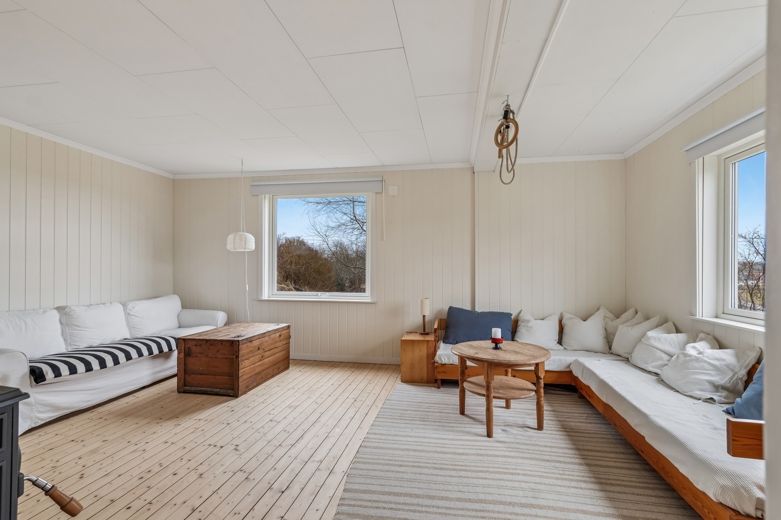 Stuen er romslig med fin utsikt ut til hagen! Galleribilde