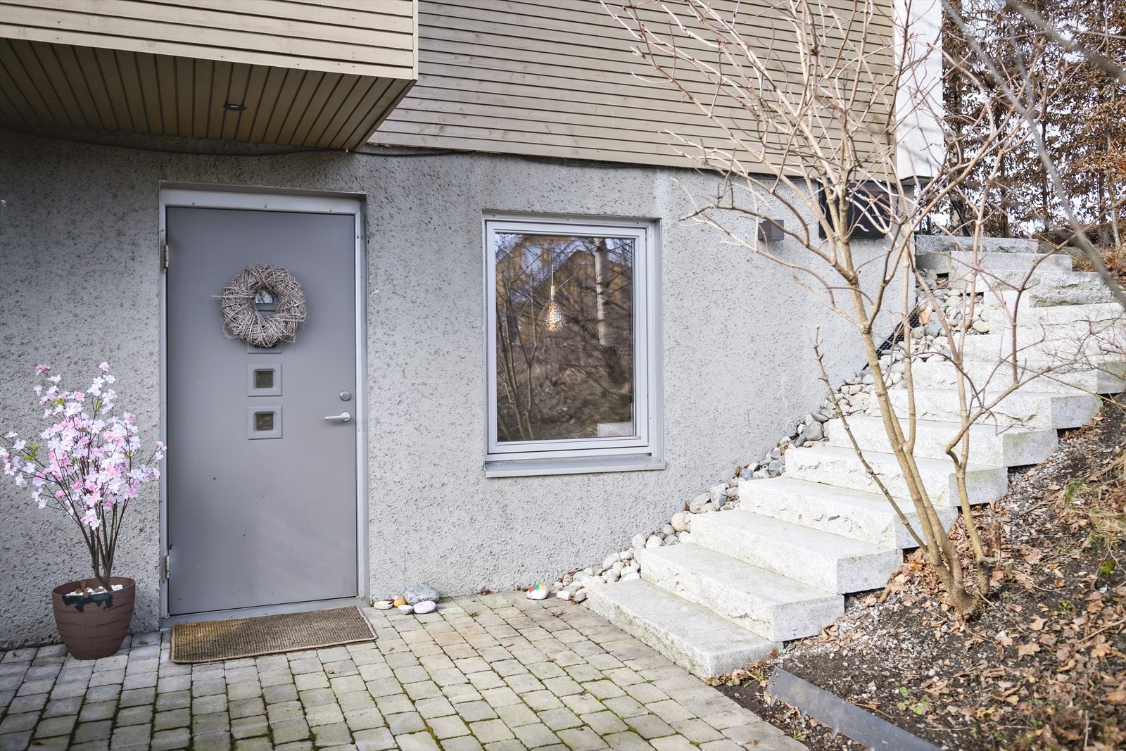 Separat inngang til sekundærleilighet. Galleribilde