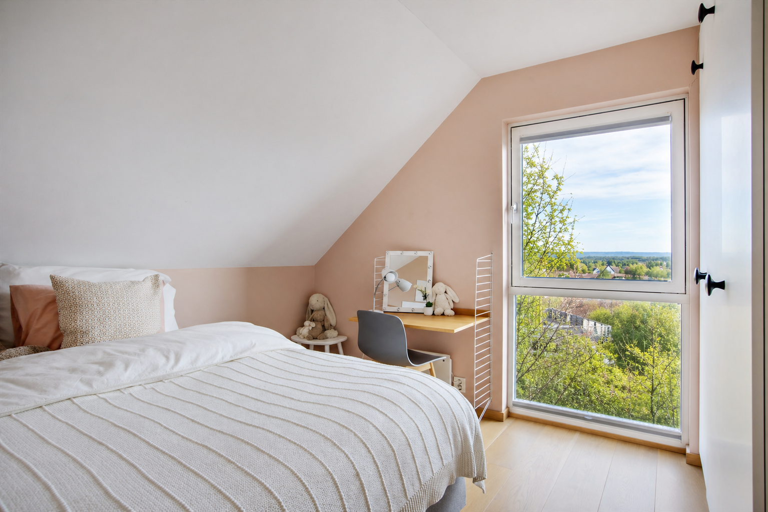 Soverom 2. (AI-redigert fra vår til sommerbilde) Galleribilde