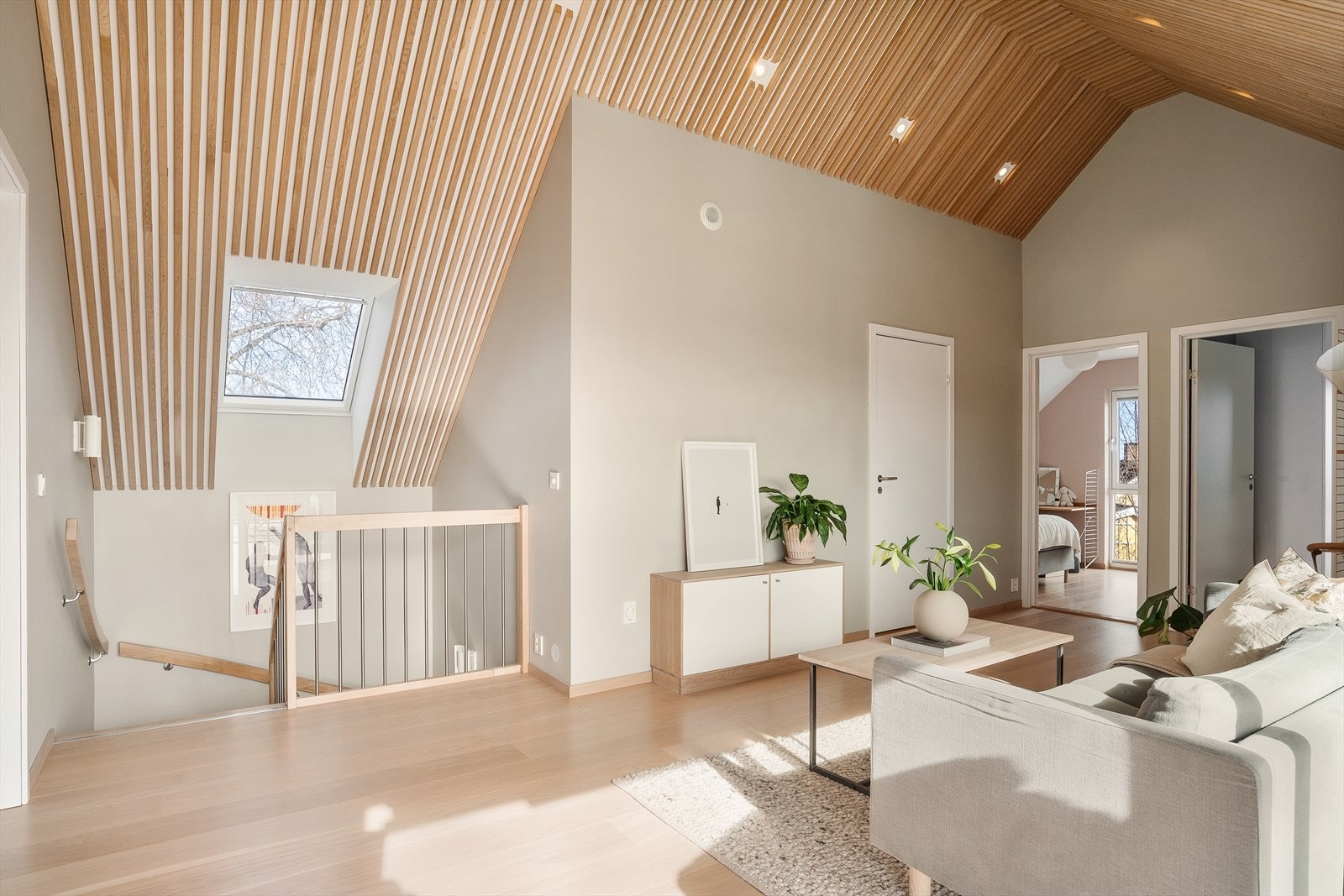 I 2. etasje finner man en praktisk loftstue som gir fleksible bruksmuligheter. Galleribilde