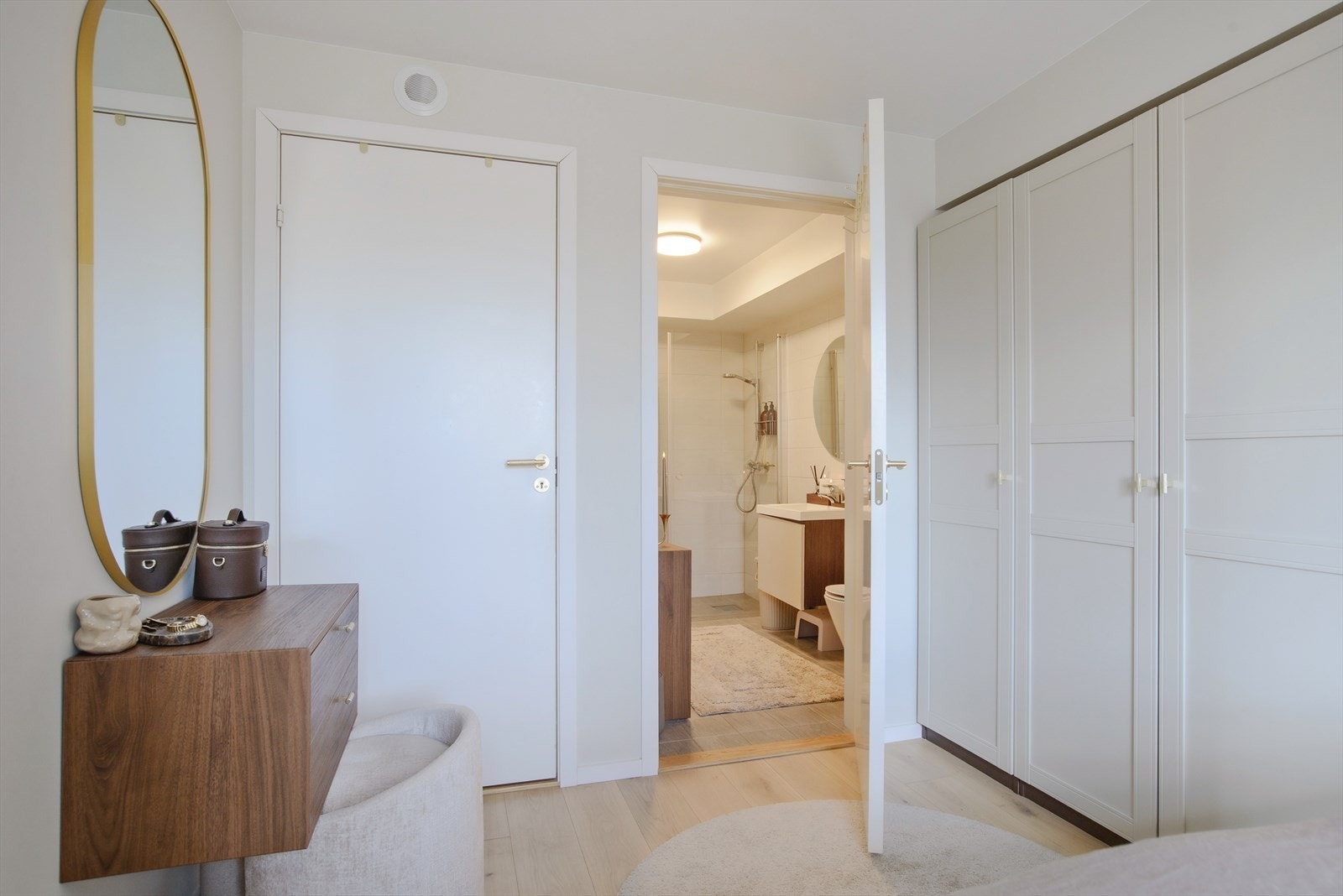 Badet er flislagt med vegger og gulv, og er utstyrt med dusjhjørne, vegghengt toalett og servant i innredning. Galleribilde