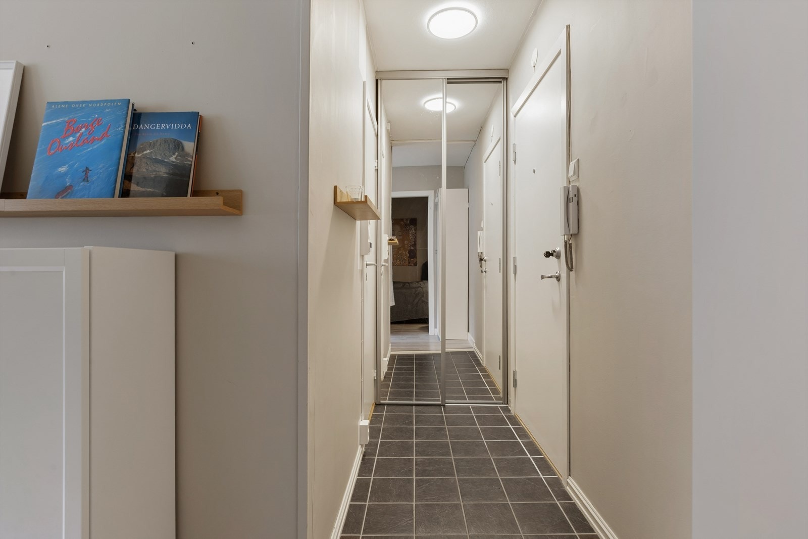 Det er god plass til å henge fra seg yttertøy i skyvedørsgarderoben, Galleribilde