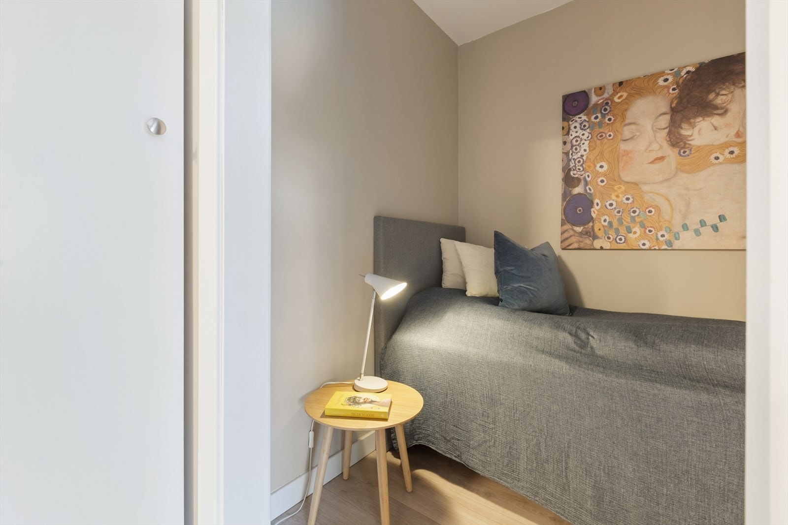 Leiligheten har koselig sovealkove. Her er det plass til større seng om ønskelig. Galleribilde