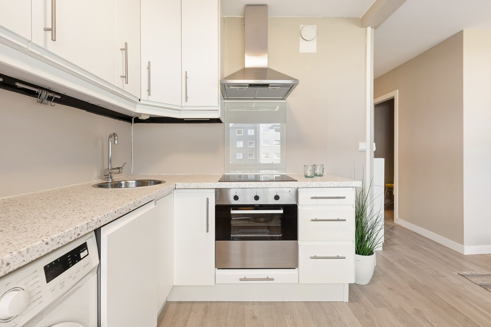 Integrerte hvitevarer med induksjon platetopp, stekeovn og 45 cm oppvaskmaskin. Galleribilde