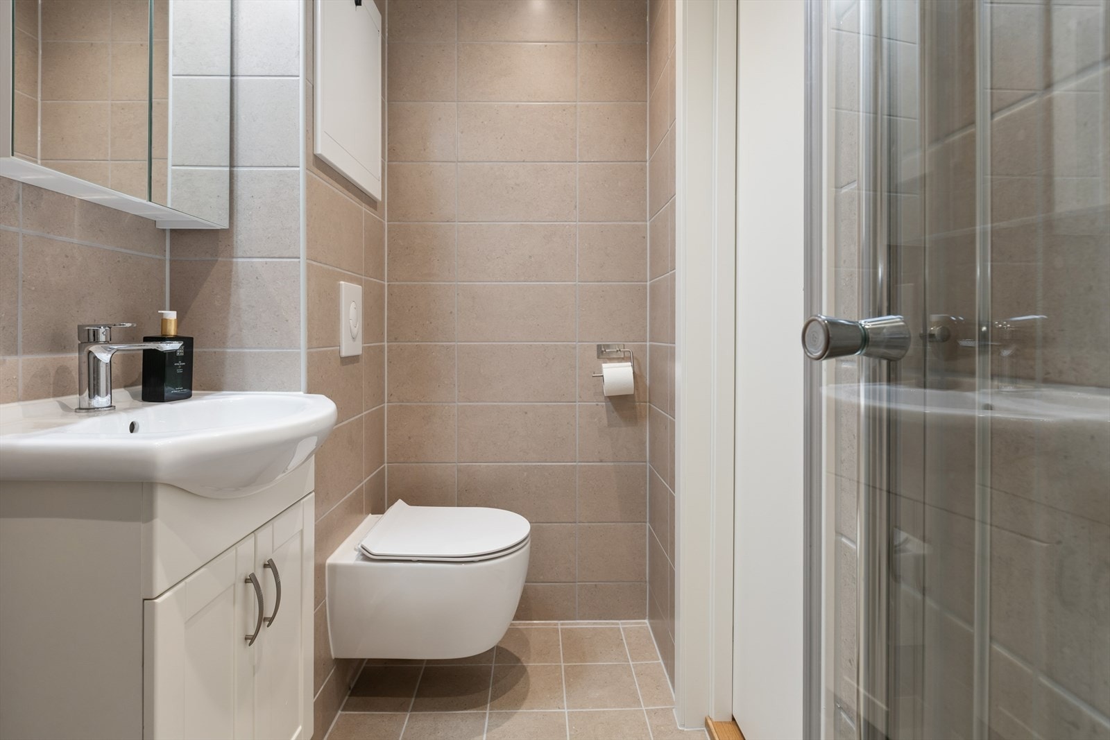 Badet er stilig og tidsriktig., med varmekabler og vegghengt wc Galleribilde