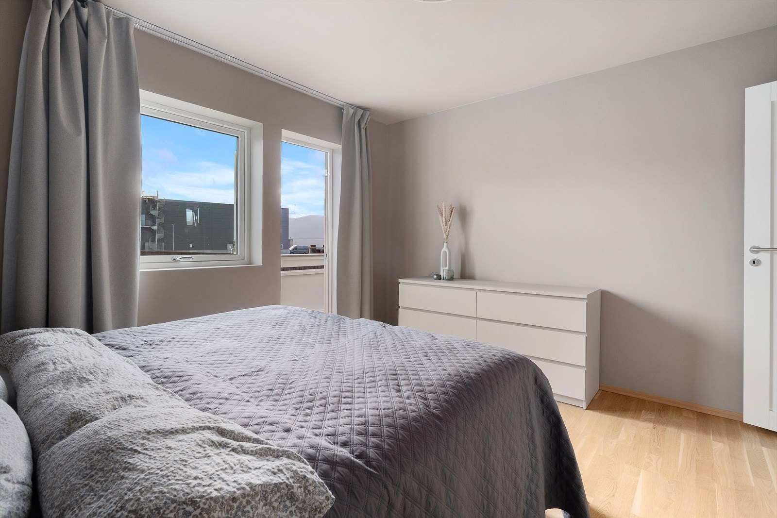 Rekkehuset går over to plan og har 3 soverom av god størrelse samlet i 2.etasje. Hovedsoverommet er pent innredet og er malt i en trendy fargepalett, som gir rommet en behagelig og lun stemning. Galleribilde