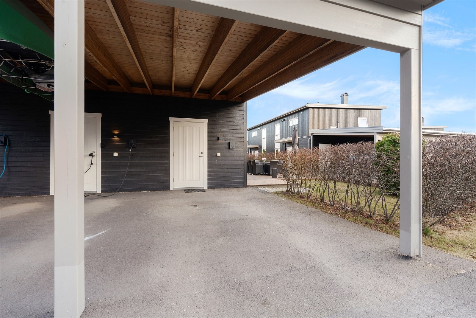 Carport med el-bil lader. Galleribilde